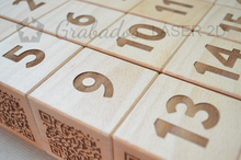 Cargar imagen en el visor de la galería, Cubo QR de madera grabado y Personalizado