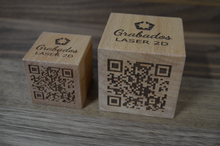 Cargar imagen en el visor de la galería, Cubo QR de madera grabado y Personalizado