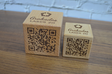 Cargar imagen en el visor de la galería, Cubo QR de madera grabado y Personalizado