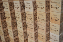 Cargar imagen en el visor de la galería, Cubo QR de madera grabado y Personalizado
