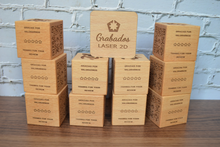 Cargar imagen en el visor de la galería, Cubo QR de madera grabado y Personalizado