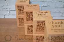 Cargar imagen en el visor de la galería, Cubo QR de madera grabado y Personalizado