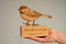 Cargar imagen en el visor de la galería, Trofeo de madera personalizable tamaño mediano