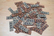 Cargar imagen en el visor de la galería, Etiquetas de Cuero Sintético Personalizadas | Grabado Láser