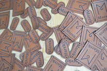 Cargar imagen en el visor de la galería, Etiquetas de Cuero Sintético Personalizadas | Grabado Láser