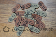 Cargar imagen en el visor de la galería, Etiquetas de Cuero Sintético Personalizadas | Grabado Láser