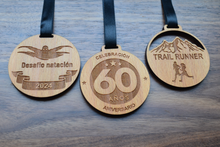 Cargar imagen en el visor de la galería, Medallas personalizadas madera