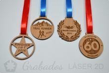 Cargar imagen en el visor de la galería, Medallas personalizadas madera