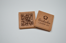 Cargar imagen en el visor de la galería, Placa QR de Madera Personalizada