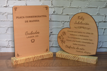 Cargar imagen en el visor de la galería, Placa conmemorativa de madera personalizada – Placa homenaje grabada
