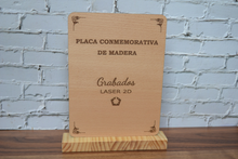 Cargar imagen en el visor de la galería, Placa conmemorativa de madera personalizada – Placa homenaje grabada
