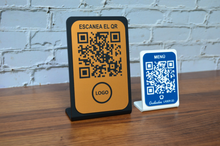 Cargar imagen en el visor de la galería, Soporte código QR plástico