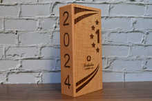 Cargar imagen en el visor de la galería, Trofeo de madera maciza personalizado