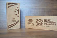 Cargar imagen en el visor de la galería, Trofeo de madera maciza personalizado