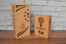 Cargar imagen en el visor de la galería, Trofeo de madera maciza personalizado