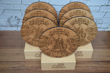 Cargar imagen en el visor de la galería, Trofeo de madera personalizable tamaño mediano