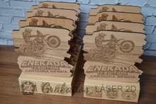 Cargar imagen en el visor de la galería, Trofeo de madera personalizable tamaño mediano y grande