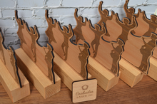 Cargar imagen en el visor de la galería, Trofeo de madera personalizable tamaño mediano y grande