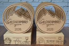 Cargar imagen en el visor de la galería, Trofeo de madera personalizable tamaño mediano y grande