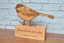 Cargar imagen en el visor de la galería, Trofeo de madera personalizable tamaño mediano