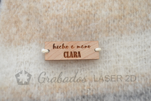 Cargar imagen en el visor de la galería, Etiquetas de madera personalizadas para prendas de punto y crochet.