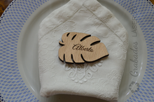 Cargar imagen en el visor de la galería, Hoja Monstera con Nombre — Marcasitio Elegante y Original para Invitados