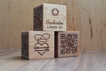 Cargar imagen en el visor de la galería, Cubo QR de madera grabado y Personalizado