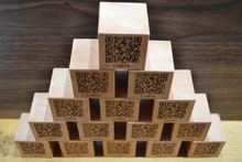 Cargar imagen en el visor de la galería, Cubo QR de madera grabado y Personalizado