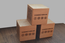 Cargar imagen en el visor de la galería, Cubo QR de madera grabado y Personalizado