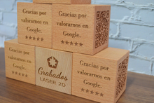 Cargar imagen en el visor de la galería, Cubo QR de madera grabado y Personalizado