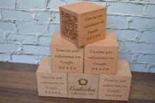Cargar imagen en el visor de la galería, Cubo QR de madera grabado y Personalizado