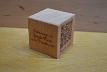 Cargar imagen en el visor de la galería, Cubo QR de madera grabado y Personalizado