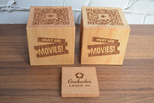 Cargar imagen en el visor de la galería, Cubo QR de madera grabado y Personalizado