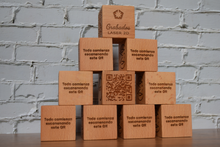 Cargar imagen en el visor de la galería, Cubo QR de madera grabado y Personalizado