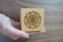 Cargar imagen en el visor de la galería, Cubo de Madera Personalizado con Grabado Láser