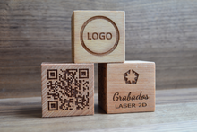 Cargar imagen en el visor de la galería, Cubo QR de madera grabado y Personalizado