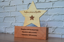 Cargar imagen en el visor de la galería, Trofeo de madera personalizable tamaño mediano