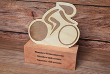 Cargar imagen en el visor de la galería, Trofeo de madera personalizable tamaño mediano y grande
