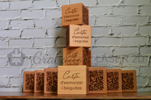 Cargar imagen en el visor de la galería, Cubo QR de madera grabado y Personalizado
