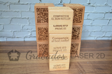 Cargar imagen en el visor de la galería, Cubo QR de madera grabado y Personalizado

