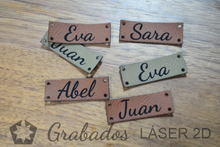 Cargar imagen en el visor de la galería, Etiquetas de Cuero Sintético Personalizadas | Grabado Láser
