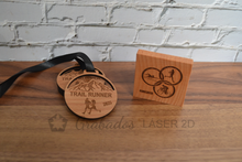 Cargar imagen en el visor de la galería, Medallas personalizadas madera
