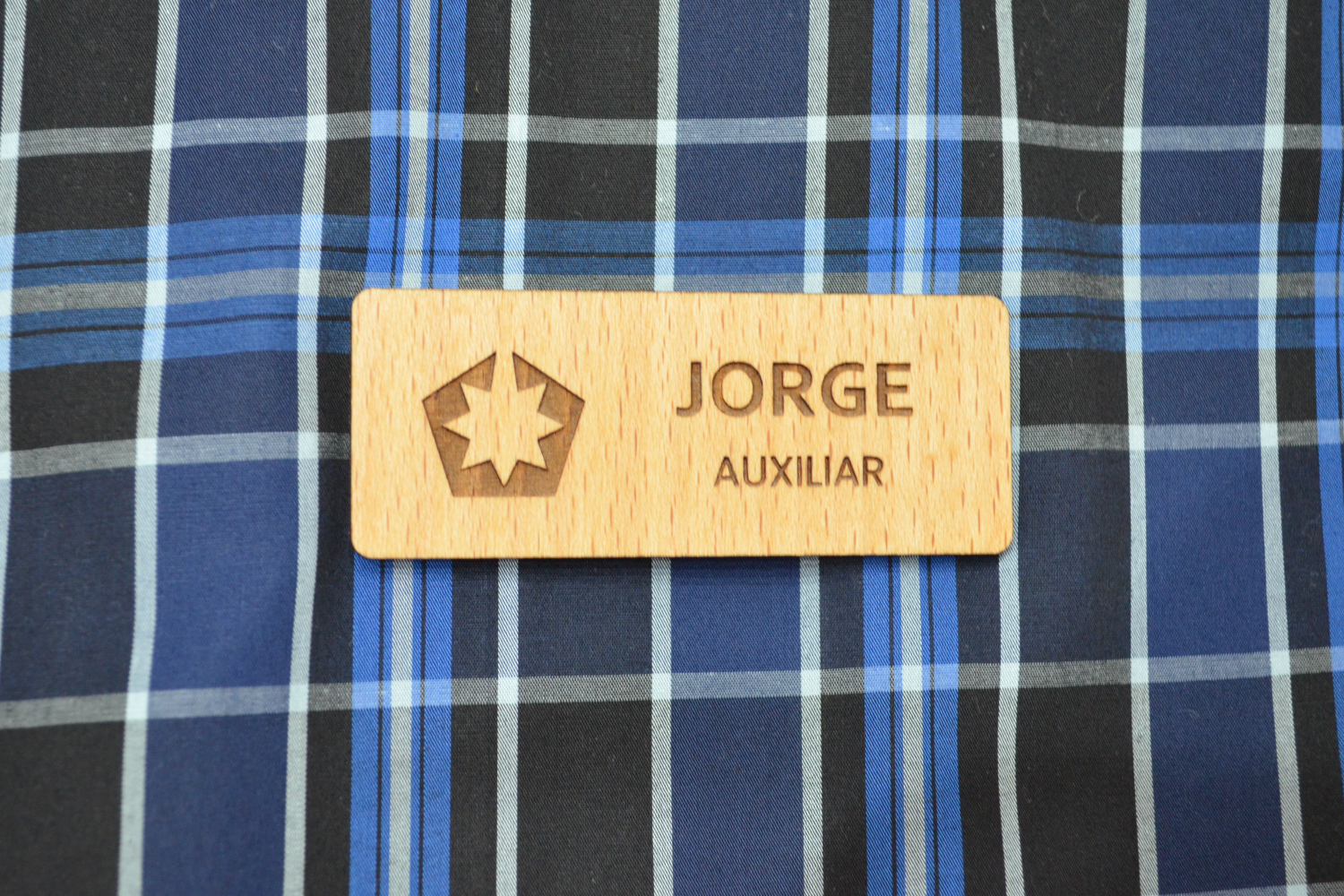 Placa identificativa de madera con imán