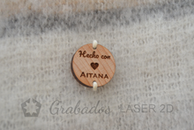 Cargar imagen en el visor de la galería, Etiquetas de madera personalizadas para prendas de punto y crochet.
