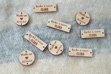 Cargar imagen en el visor de la galería, Etiquetas de madera personalizadas para prendas de punto y crochet.
