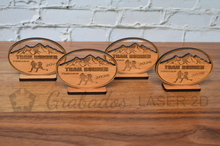 Cargar imagen en el visor de la galería, Medallas Personalizadas en Madera con Soporte
