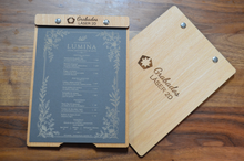 Cargar imagen en el visor de la galería, Portamenús de Madera A5 para Restaurantes - Grabado Láser
