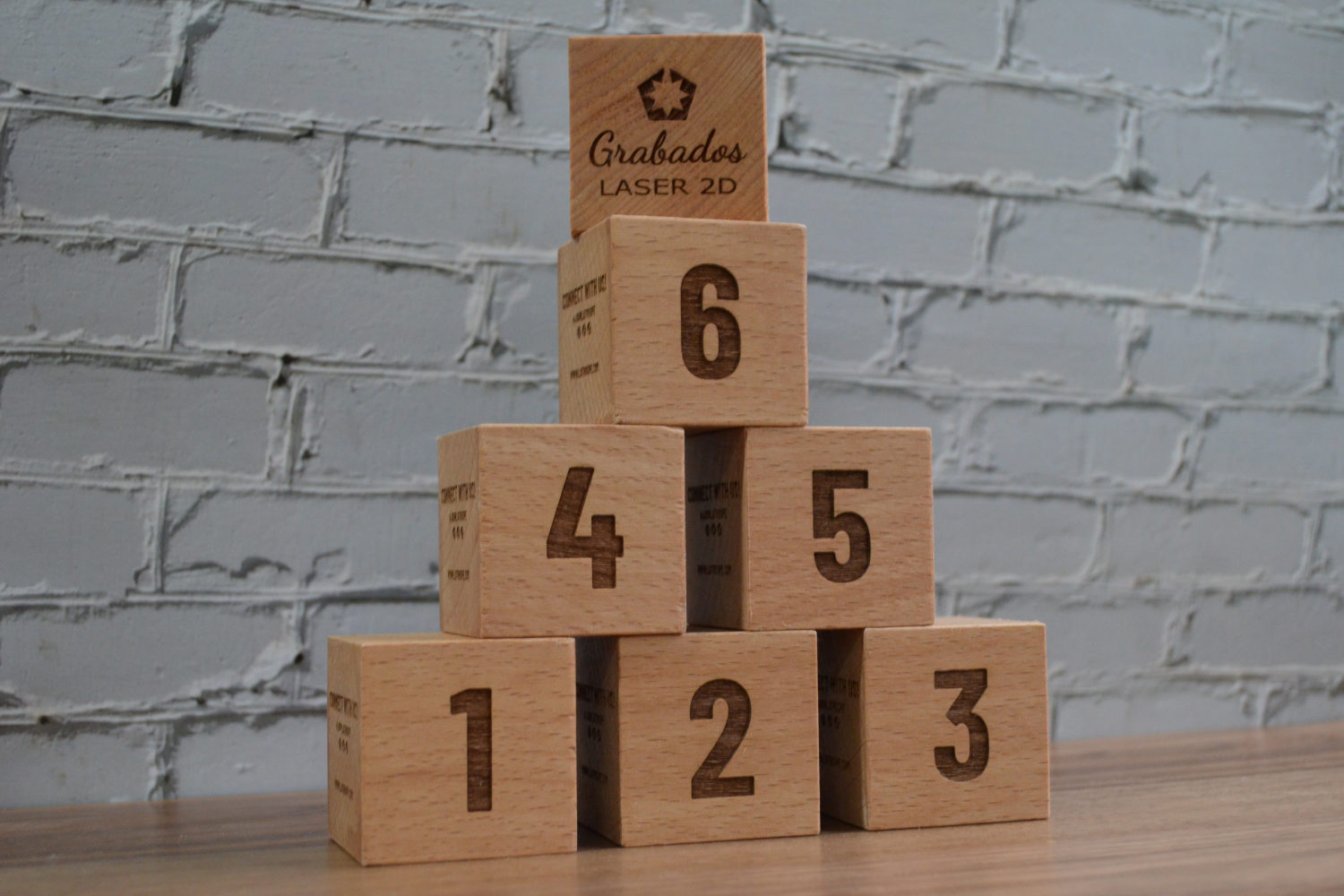 Cubos de madera personalizables – Grabados láser 2D